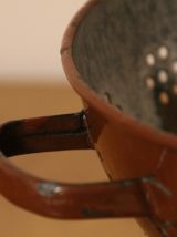 Passoire émaillée de couleur marron