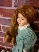 "Sophie" Poupée en porcelaine