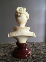 buste femme pierre blanche