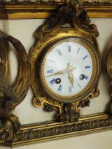 Pendule en marbre blanc, petit ange jouant de la musique