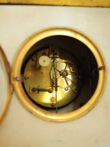 Pendule en marbre blanc, petit ange jouant de la musique