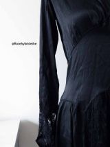 Robe en satin noir empiècement en dentelle vintage 30's