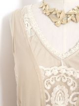 Robe neuve en dentelle de couleur beige style bohème