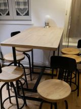 Table haute en bois massif et 6 tabourets de bars