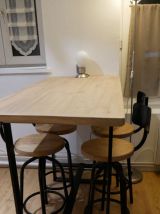 Table haute en bois massif et 6 tabourets de bars