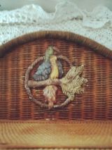 étagère en rotin décor perroquet