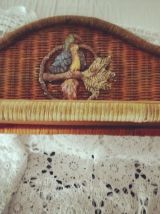 étagère en rotin décor perroquet