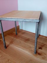 Petite table basse carrée ou bout de canapé, en métal et bois, de style industriel