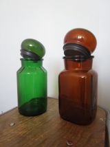 Lot de deux flacons de pharmacie à bouchon boule, vintage, en verre vert et brun