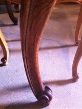Table louis XV en chêne finement sculptée  
