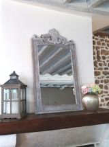 Miroir en bois avec moulures