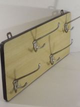 Porte-manteau mural en formica jaune 