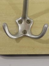 Porte-manteau mural en formica jaune 