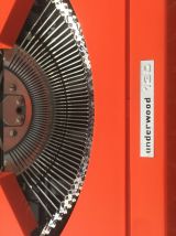Machine à écrire vintage orange Underwood 130