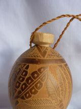 Gourde en noyau sculpté