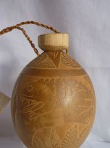 Gourde en noyau sculpté