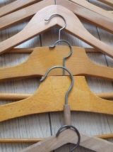 lot de 16 cintres en bois, dont 2 cintres de teinturerie