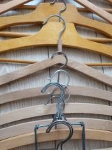 lot de 16 cintres en bois, dont 2 cintres de teinturerie