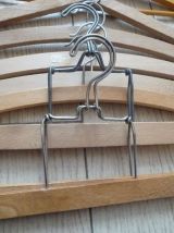 lot de 16 cintres en bois, dont 2 cintres de teinturerie