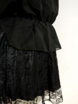 Robe noire dentelle satin ample cintrée élastique vintage
