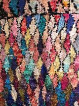 Grand tapis boucherouite berbère tissé main au Maroc