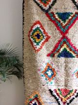 Grand tapis azilal berbere tissé main au Maroc