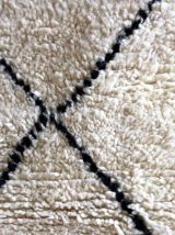 Tapis beni ouarain berbere tissé main au Maroc