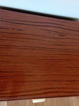 Chevet formica et métal noir dans le style moderniste