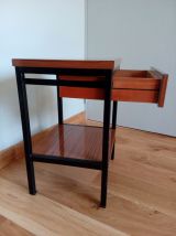 Chevet formica et métal noir dans le style moderniste