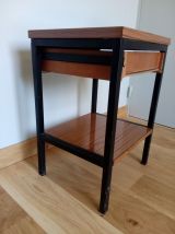 Chevet formica et métal noir dans le style moderniste