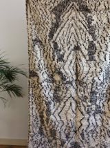 Grand tapis azilal berbere tissé main au Maroc