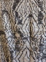 Grand tapis azilal berbere tissé main au Maroc