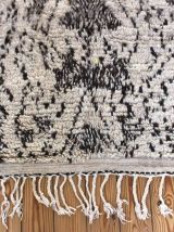 Grand tapis azilal berbere tissé main au Maroc
