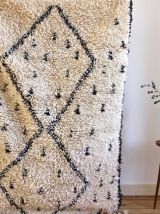 Tapis beni ouarain marmoucha tissé main au Maroc