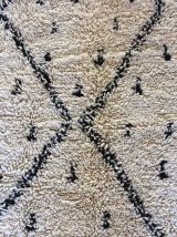 Tapis beni ouarain marmoucha tissé main au Maroc