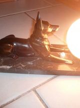 lampe de chevet vintage, chien en régule sur socle en marbre