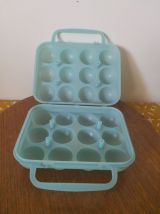boite à oeufs vintage en plastique bleu pastel