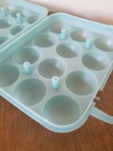 boite à oeufs vintage en plastique bleu pastel