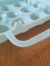 boite à oeufs vintage en plastique bleu pastel