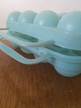 boite à oeufs vintage en plastique bleu pastel