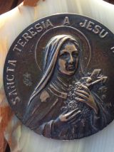 Joli  bénitier mural en onyx avec en médaillon  Sainte Thérè