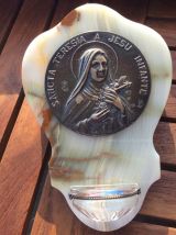 Joli  bénitier mural en onyx avec en médaillon  Sainte Thérè