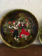 Lot de deux assiettes peintes à la main,folklore catalan.