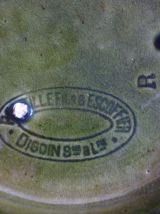 Assiette barbotine verte decor d'anges Digoin