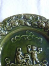 Assiette barbotine verte decor d'anges Digoin
