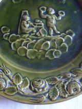 Assiette barbotine verte decor d'anges Digoin