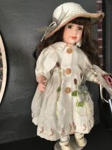 Poupée en porcelaine " Louise "