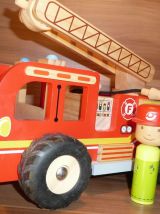 Camion de pompier en bois avec personnage