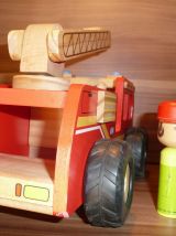 Camion de pompier en bois avec personnage
