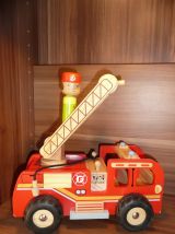 Camion de pompier en bois avec personnage